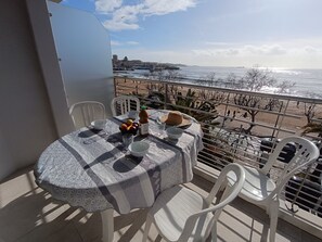 Outdoor dining - Le Domino by Interhome (Fréjus)