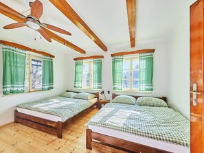 4 bedrooms, desk, Internet - Švýcarka by Interhome (Mladé Buky)