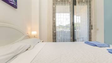 3 bedrooms, desk, internet