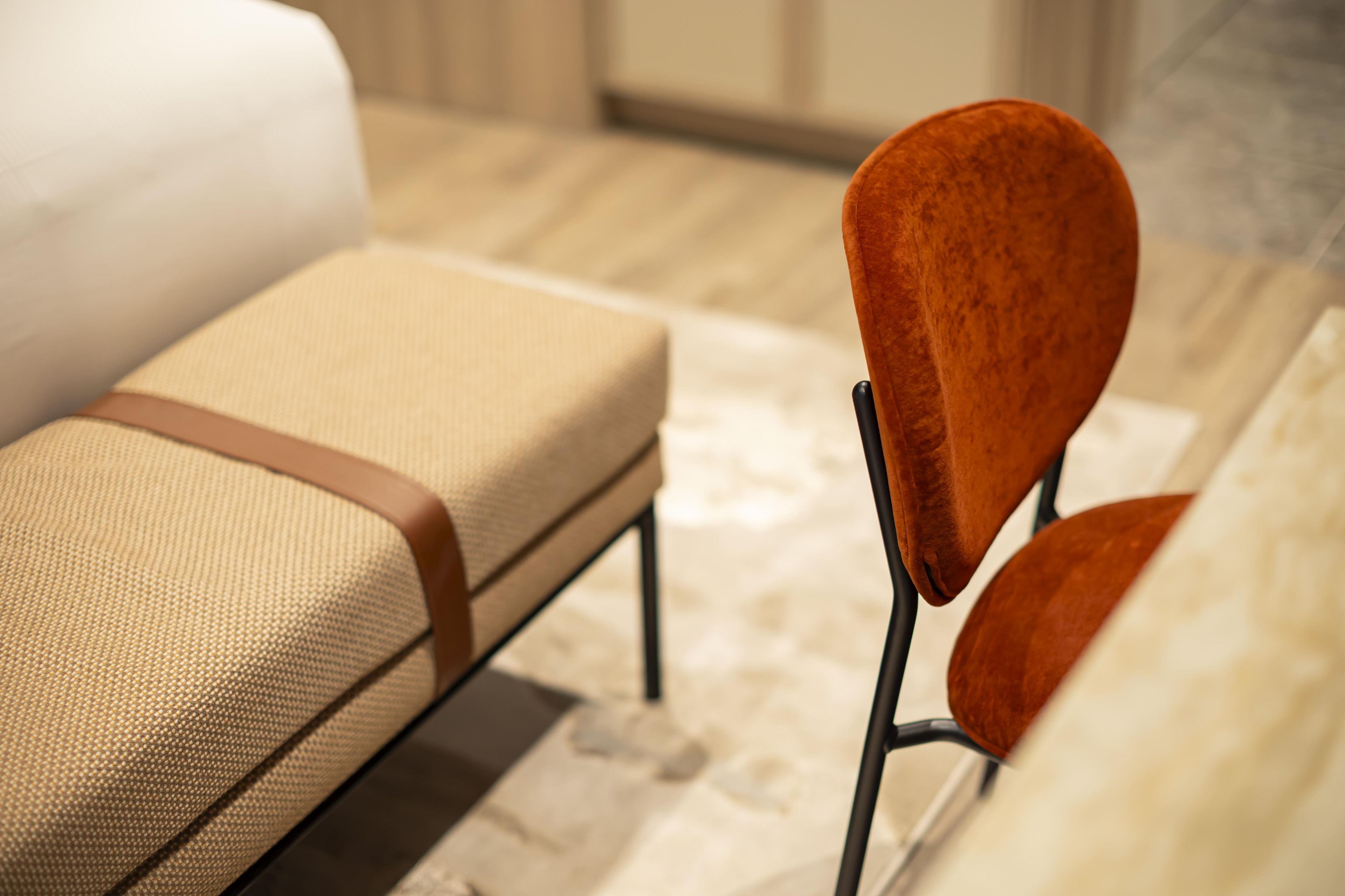 Une pièce moderne et minimaliste, avec un canapé et un fauteuil.