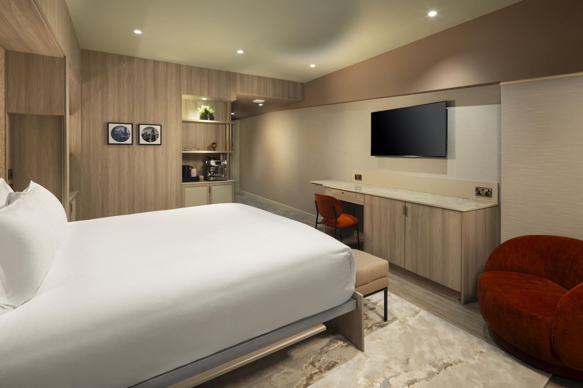 Room (Pitch View) | Bar mini, peti besi dalam bilik, ruang kerja komputer riba 
