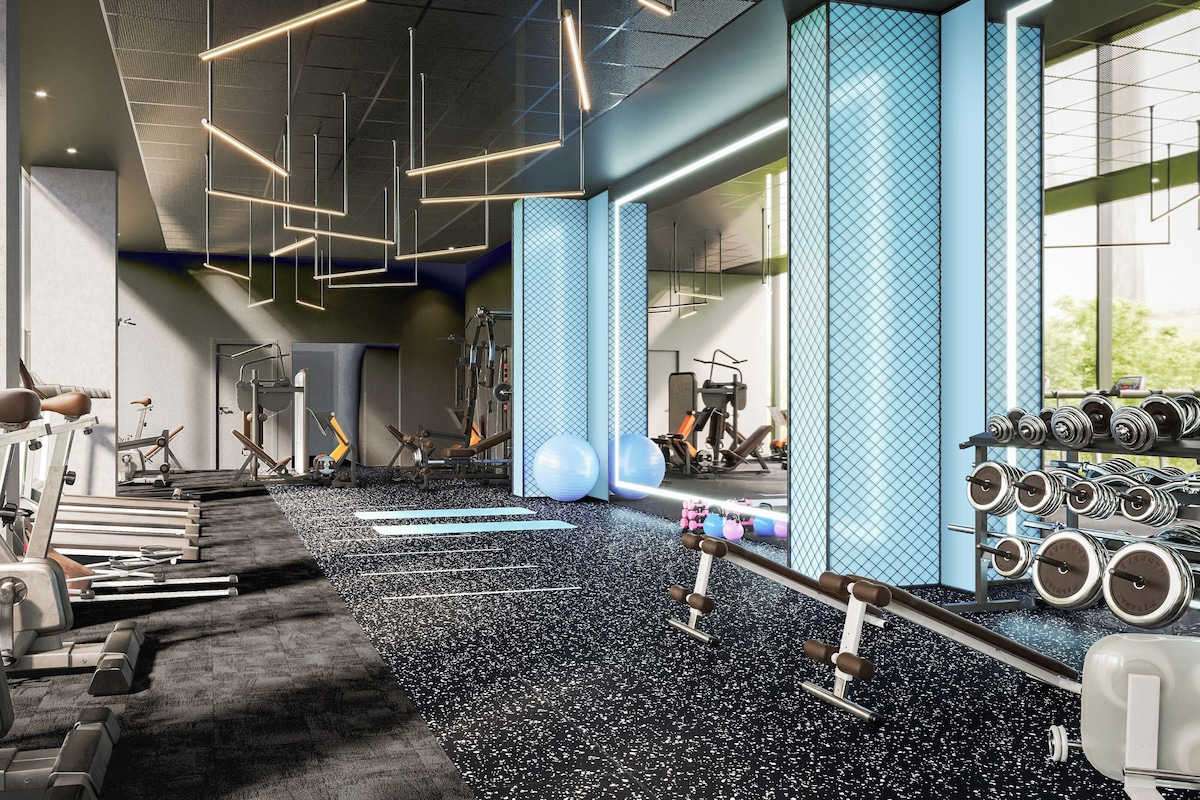 Uma academia moderna com diversos equipamentos de exercício, incluindo esteiras, bicicletas ergométricas e aparelhos de musculação.