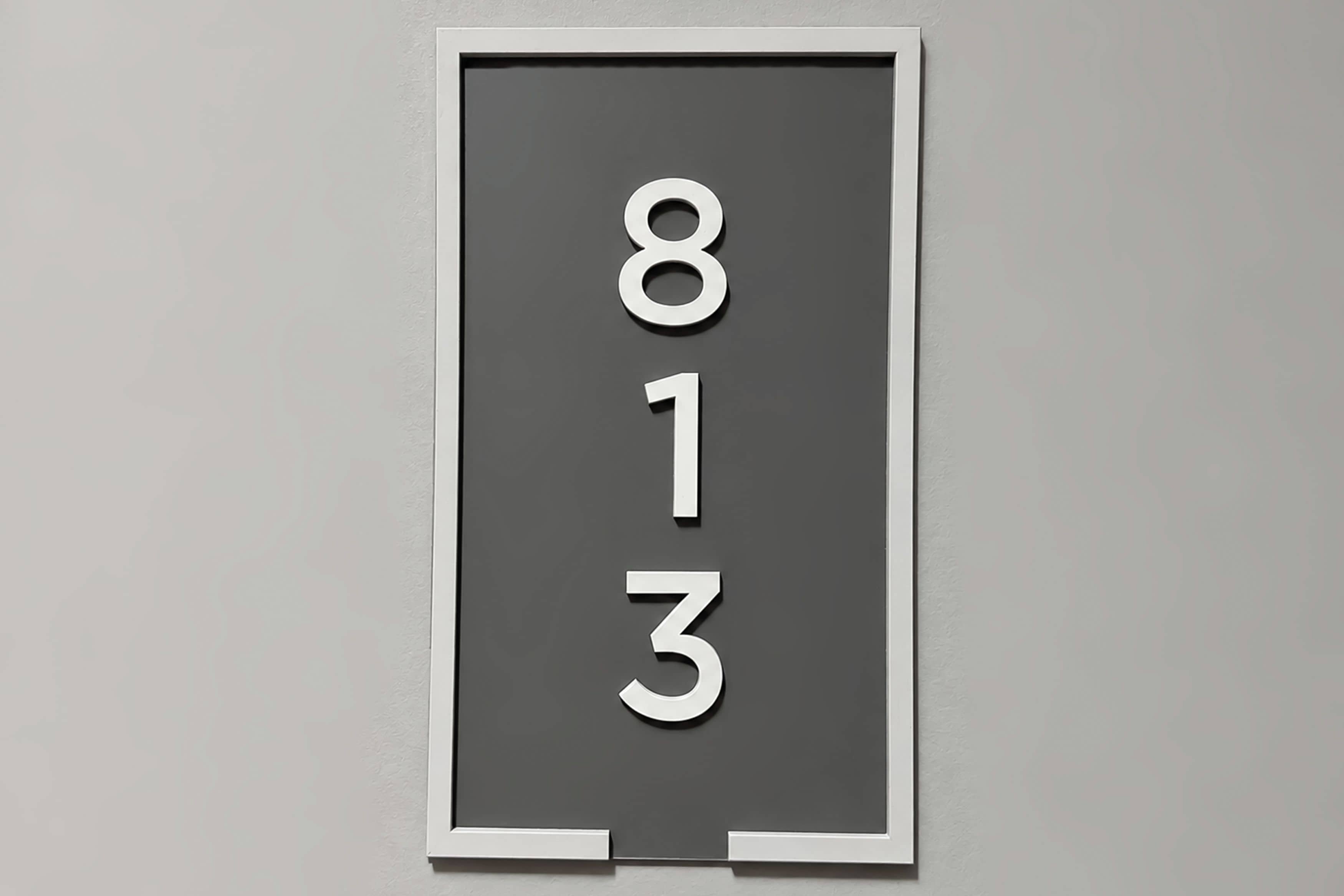 Un letrero en la pared con los números '813' que indica una habitación o un lugar.