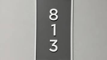 Un letrero en la pared con los números '813' que indica una habitación o un lugar.