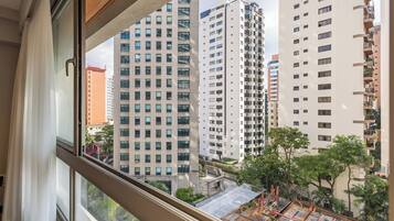 Un edificio de gran altura con varios pisos, ventanas amplias y vistas del área urbana circundante.