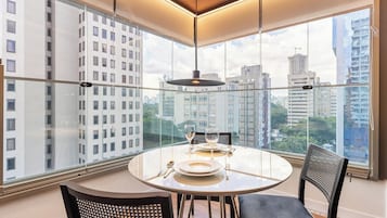 Deluxe appartement, 1 tweepersoonsbed, airconditioning | Dineerruimte