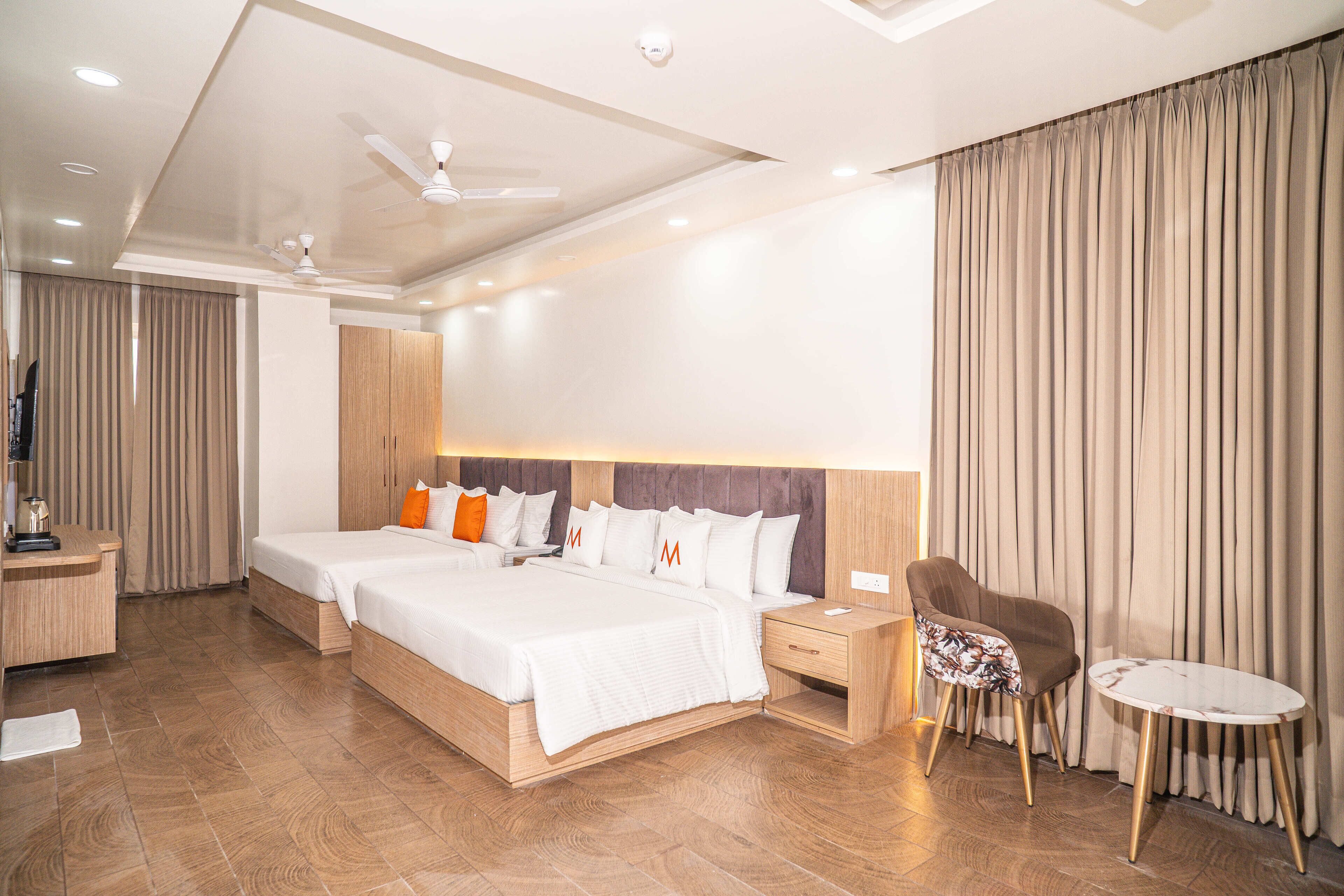 Familjerum för fyra - utsikt mot staden | Skrivbord och gratis wi-fi