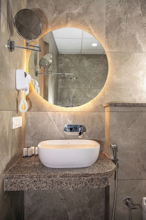 Dusche, HandtĂŒcher, Seife, Shampoo