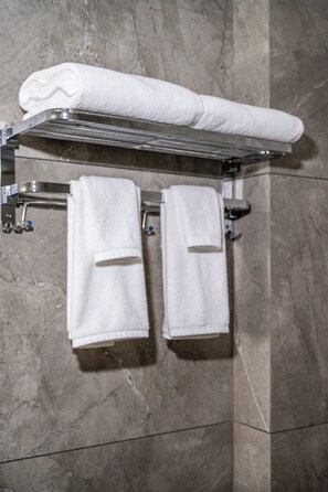 Douche, serviettes fournies, savon, shampoing