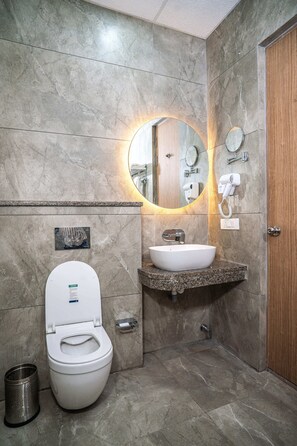 Familien-Vierbettzimmer, Stadtblick | Badezimmer | Dusche, Handtücher, Seife, Shampoo