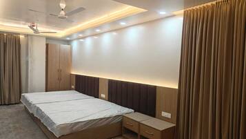 Family Quadruple Room, City View | Desk, free WiFi