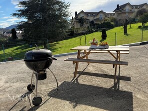 Outdoor dining - MAYRA HOUSE (Camargo)