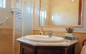 Shower, hair dryer, towels, soap - MAYRA HOUSE (Camargo)