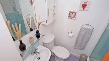 Apartment, 2 Bedrooms | Bathroom