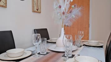 Apartment, 2 Bedrooms | Dining room