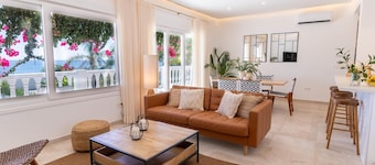 Beachfront apartment with communal pool and parking in San Pedro de Alcántara