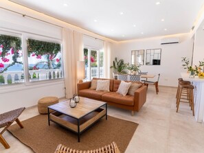 TV - Beachfront apartment with communal pool and parking in San Pedro de Alcántara (San Pedro Alcántara)