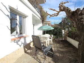 Outdoor dining - Apartment for 4 by the beach with AC and parking (Llançà)