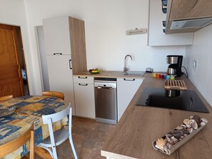 Fridge, oven, stovetop, dishwasher - Bright 45m² Apartment in Notre-Dame-de-Monts - Pet Friendly (Notre-Dame-de-Monts)
