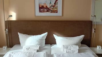 Comfort-Doppelzimmer, Stadtblick | Individuell dekoriert, Schreibtisch, laptopgeeigneter Arbeitsplatz