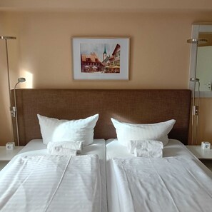 Comfort Double Room, City View | Individually decorated, desk, laptop workspace, free WiFi - City Hotel Frankfurt Central (Frankfurt)