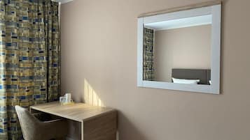 Decoración personalizada, escritorio y espacio para trabajar con laptop