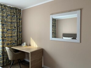 Individually decorated, desk, laptop workspace, free WiFi - City Hotel Frankfurt Central (Frankfurt)