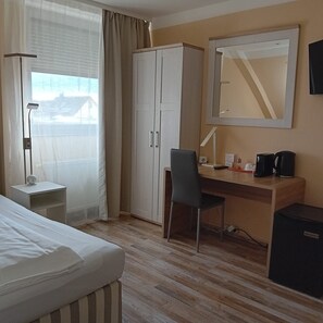 Comfort Double Room, City View | Individually decorated, desk, laptop workspace, free WiFi - City Hotel Frankfurt central (Frankfurt am Main)