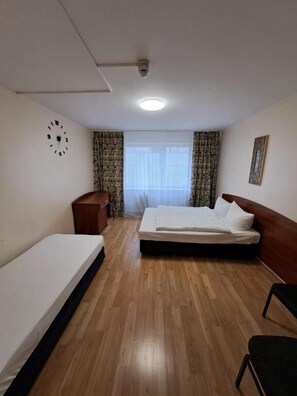Individually decorated, desk, laptop workspace, free WiFi - City Hotel Frankfurt central (Frankfurt am Main)