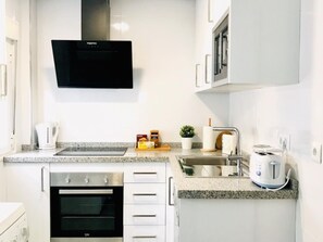 Kühlschrank, Mikrowelle, Ofen, Wasserkocher mit Kaffee-/Teezubehör