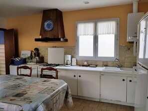 Fridge, microwave, oven, stovetop - Charming Family Home near the Beach - Pets Welcome (La Tranche-sur-Mer)