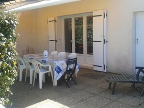 Outdoor dining - Charming Family Home near the Beach - Pets Welcome (La Tranche-sur-Mer)