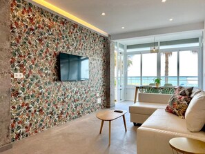 TV - Bright apartment at Malagueta Beach with terrace (Málaga)