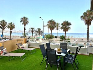 Outdoor dining - Bright apartment at Malagueta Beach with terrace (Málaga)