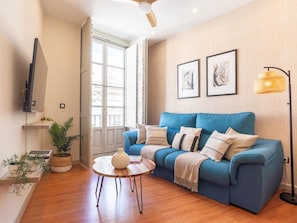 TV - Bright apartment in the heart of Malaga, ideal for long stays (Málaga)