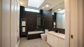 House, 3 Bedrooms | Bathroom - Sanctuary on Stanhope - Art & Modern Luxury (Melbourne)