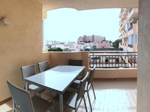Outdoor dining - Renovated Apartment in Santa Margarita, Roses with Terrace and Private Parking, 500m from Beach (Roses)