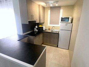 Fridge, microwave, coffee/tea maker - Renovated Apartment in Santa Margarita, Roses with Terrace and Private Parking, 500m from Beach (Roses)