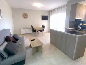 TV - Renovated Apartment in Santa Margarita, Roses with Terrace and Private Parking, 500m from Beach (Roses)