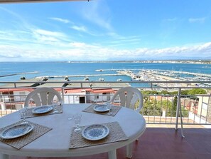 Outdoor dining - Beautiful apartment in Roses with terrace and garage, 600m from the beach (Roses)