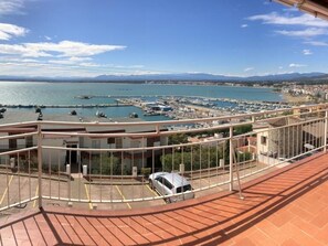 Property grounds - Beautiful apartment in Roses with terrace and garage, 600m from the beach (Roses)