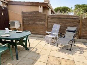 Outdoor dining - Charming house with air conditioning in Gruissan (Gruissan)