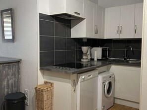 Stovetop, dishwasher, coffee/tea maker, toaster - Charming house with air conditioning in Gruissan (Gruissan)