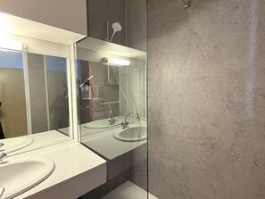 Bathroom - Beautiful Renovated T3 Apartment, 2 Bedrooms, Ski 200m Away (Le Lioran)