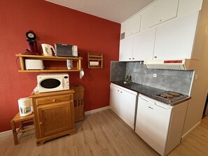 Microwave - Beautiful Renovated T3 Apartment, 2 Bedrooms, Ski 200m Away (Le Lioran)