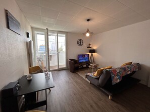 TV - Modern apartment with balcony near beach (Saint-Hilaire-de-Riez)