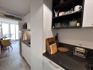 Fridge, microwave, oven, stovetop - Modern apartment with balcony near beach (Saint-Hilaire-de-Riez)