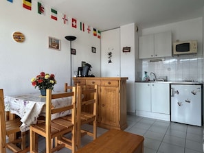 Kaffetrakter/tekoker, kjøleskap, mikrobølgeovn og kokeplater