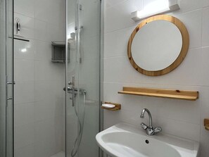 Bathroom - 2-Room Apartment with Parking in Banyuls-sur-Mer (Banyuls-sur-Mer)