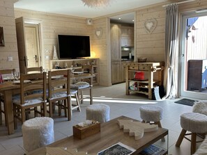 Dining - Spacious 4-bedroom apartment for 8, Méribel Village with WIFI and private parking (Méribel)